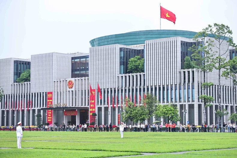 从清晨开始,许多民众前来巴亭广场,亲眼见证庄严而神圣的升旗仪式。 从清晨开始,许多民众前来巴亭广场,亲眼见证庄严而神圣的升旗仪式。