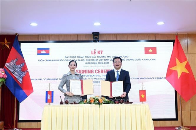 阮鸿延部长与占尼莫部长签署《2025—2026年越南政府与柬埔寨政府双边贸易促进协议》。(图片来源:越通社) 阮鸿延部长与占尼莫部长签署《2025—2026年越南政府与柬埔寨政府双边贸易促进协议》。(图片来源:越通社)