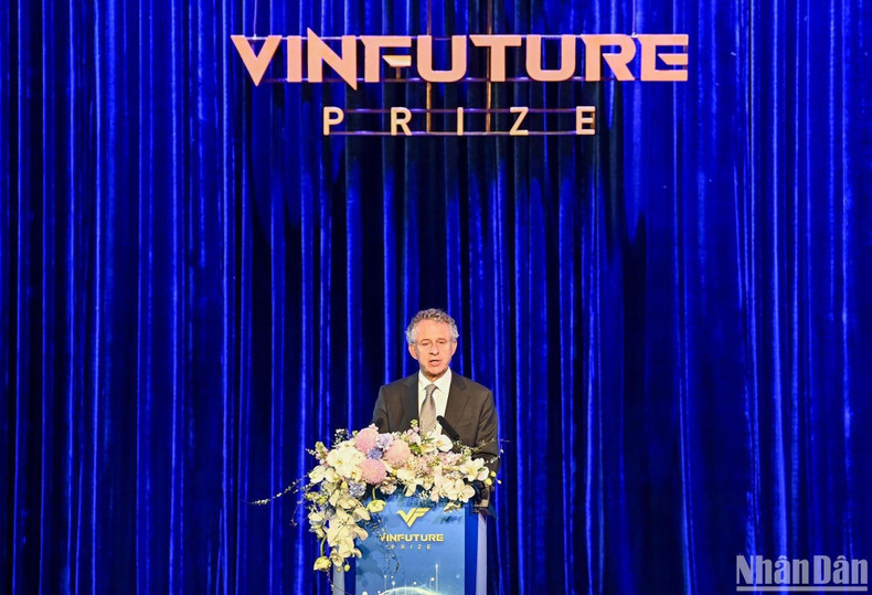 Vinfuture科技奖组委会主任里查德·亨利·弗伦德教授在颁奖典礼上发表讲话。 Vinfuture科技奖组委会主任里查德·亨利·弗伦德教授在颁奖典礼上发表讲话。