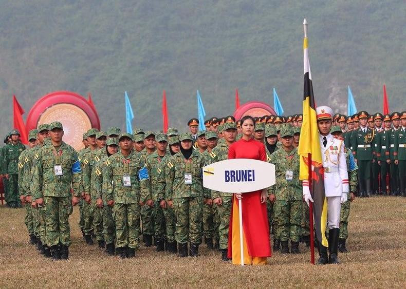 文莱皇家军队和东盟国家队出席了开幕式。 文莱皇家军队和东盟国家队出席了开幕式。