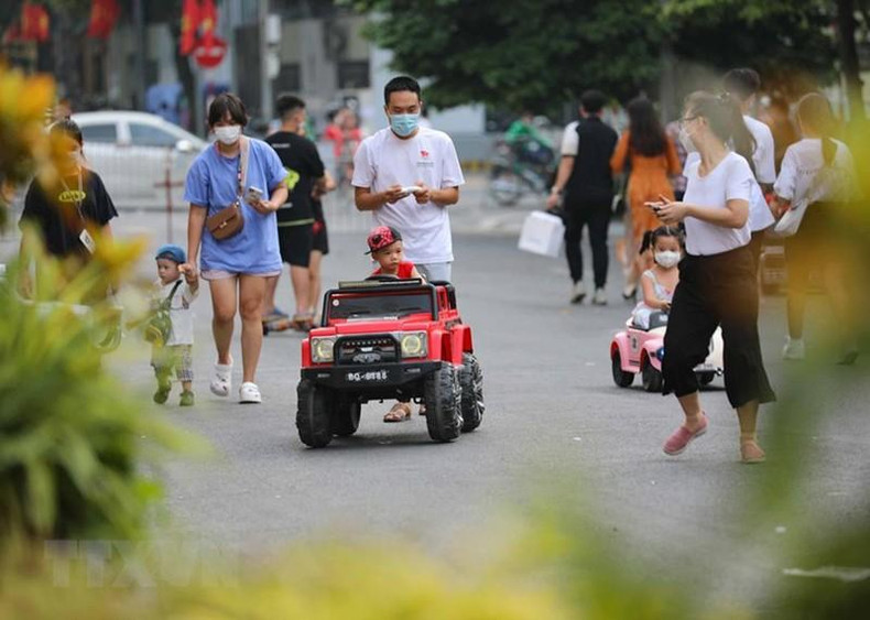 孩子们与家长在步行街空间开心玩耍。 孩子们与家长在步行街空间开心玩耍。