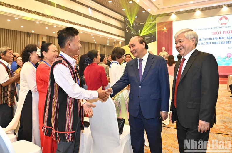 阮春福主席和与会代表。