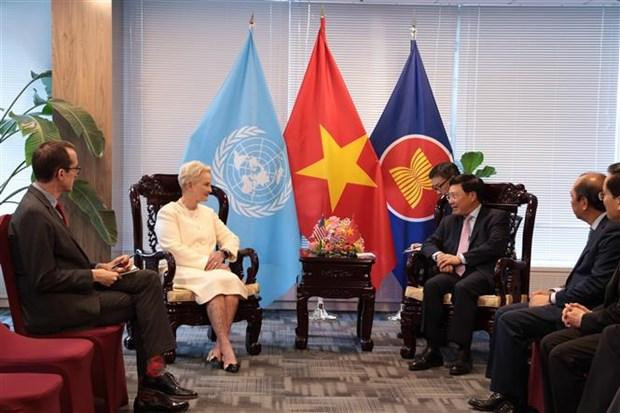 越南政府常务副总理范平明会见美国驻联合国粮食及农业组织 (FAO) 大使辛迪·麦凯恩。(图片来源:越通社) 越南政府常务副总理范平明会见美国驻联合国粮食及农业组织 (FAO) 大使辛迪·麦凯恩。(图片来源:越通社)