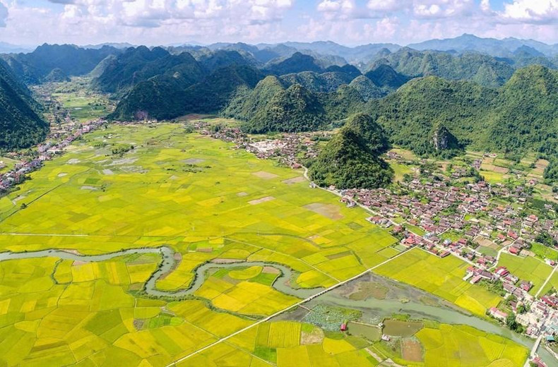 北山稻谷丰收季节的美景,山谷黎明云海飘扬的景色令人着迷,深深吸引着很多摄影师。厚厚的云朵像一件柔软的棉布把整个长长的山区盖上。黎明的北山在斜截的阳光里闪闪发亮,阳光照在山谷中,成就了天堂般的美景。 北山稻谷丰收季节的美景,山谷黎明云海飘扬的景色令人着迷,深深吸引着很多摄影师。厚厚的云朵像一件柔软的棉布把整个长长的山区盖上。黎明的北山在斜截的阳光里闪闪发亮,阳光照在山谷中,成就了天堂般的美景。
