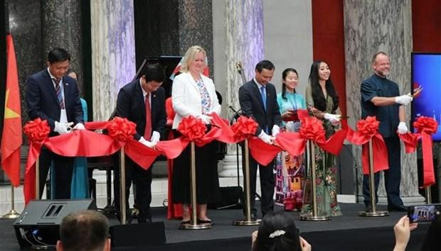 FPT Software和VidoGroup等越南两家大集团举行驻丹麦办事处揭牌仪式。(图片来源:越通社) FPT Software和VidoGroup等越南两家大集团举行驻丹麦办事处揭牌仪式。(图片来源:越通社)