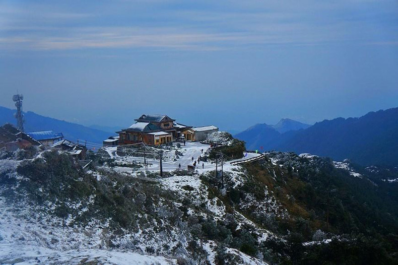 母山峰顶白雪景色美如画。 母山峰顶白雪景色美如画。
