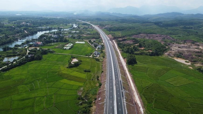 在全长80余公里的云屯—芒街高速公路上有了32座桥,其总里程7.5多公里,因此云屯—芒街被视为全国桥梁最多的高速公路之一。(图片来源:越通社) 在全长80余公里的云屯—芒街高速公路上有了32座桥,其总里程7.5多公里,因此云屯—芒街被视为全国桥梁最多的高速公路之一。(图片来源:越通社)