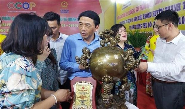 各代表参观展位。 各代表参观展位。