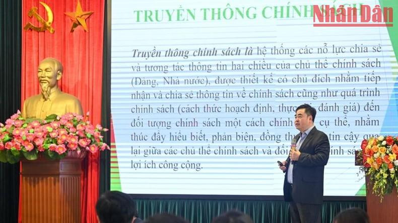 越南国家政治真理出版社社长、总编辑范明俊副教授、博士在会上发表演讲。 越南国家政治真理出版社社长、总编辑范明俊副教授、博士在会上发表演讲。