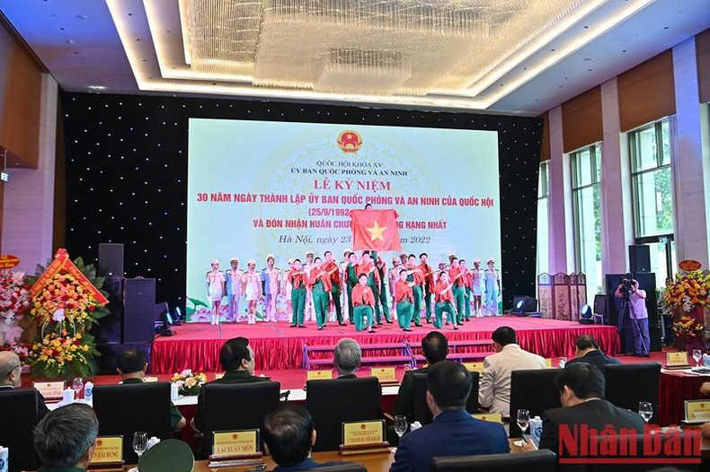 国会国防安全委员会成立30周年庆典上的艺术节目。