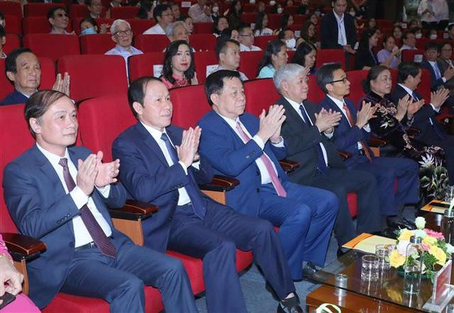 领导代表出席仪式。 领导代表出席仪式。