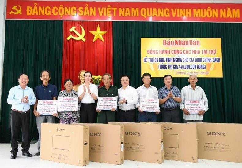 黎国明总编辑与赞助商向普庆乡优抚家庭代表性赠送总价值为4.4亿越盾的5个抚恤房。 黎国明总编辑与赞助商向普庆乡优抚家庭代表性赠送总价值为4.4亿越盾的5个抚恤房。