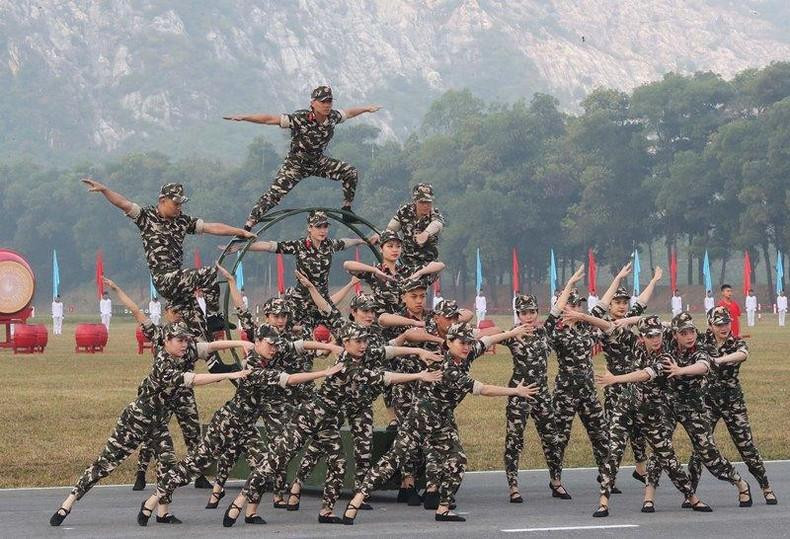 第30届东盟军用枪射击比赛开幕式上的艺术表演节目。 第30届东盟军用枪射击比赛开幕式上的艺术表演节目。