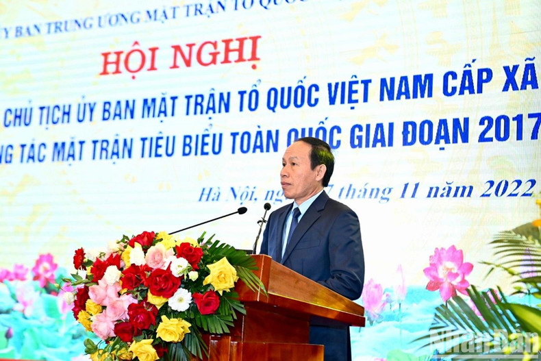 越南祖国阵线中央委员会代表在会上作报告。