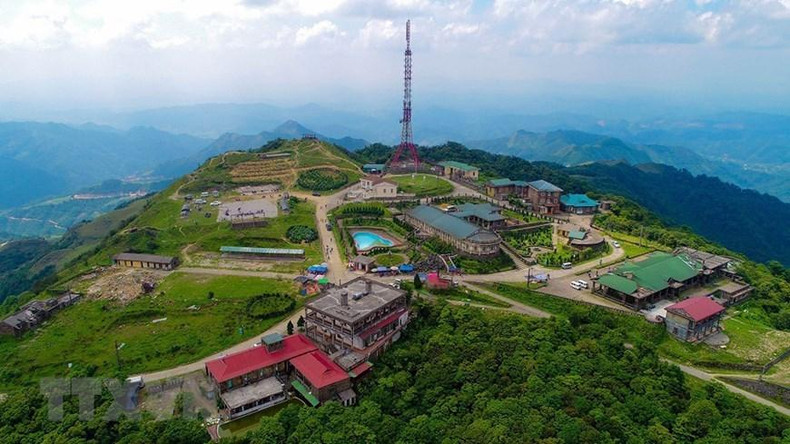 母山山峰位于谅山省东北边地区,是东西向延申的巨大山峰,距离谅山市约30公里。图中:母山峰顶全景。 母山山峰位于谅山省东北边地区,是东西向延申的巨大山峰,距离谅山市约30公里。图中:母山峰顶全景。
