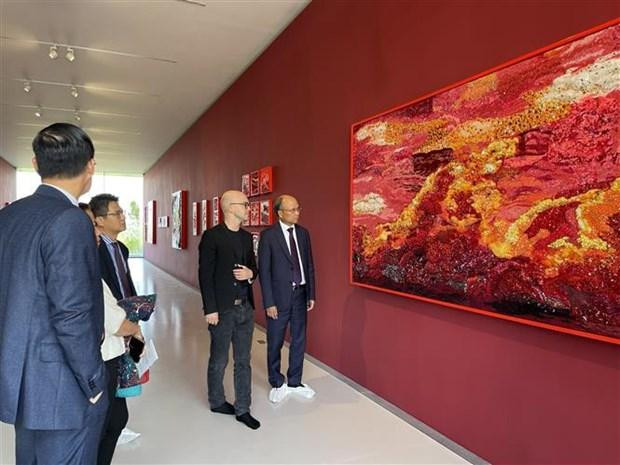 丁全胜还前来参观越南设计师、画家水阮的油画和串珠画展。(图片来源:越通社) 丁全胜还前来参观越南设计师、画家水阮的油画和串珠画展。(图片来源:越通社)