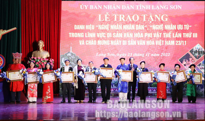 北江省领导人向各位“人民艺人”赠送鲜花并授予称号。 北江省领导人向各位“人民艺人”赠送鲜花并授予称号。