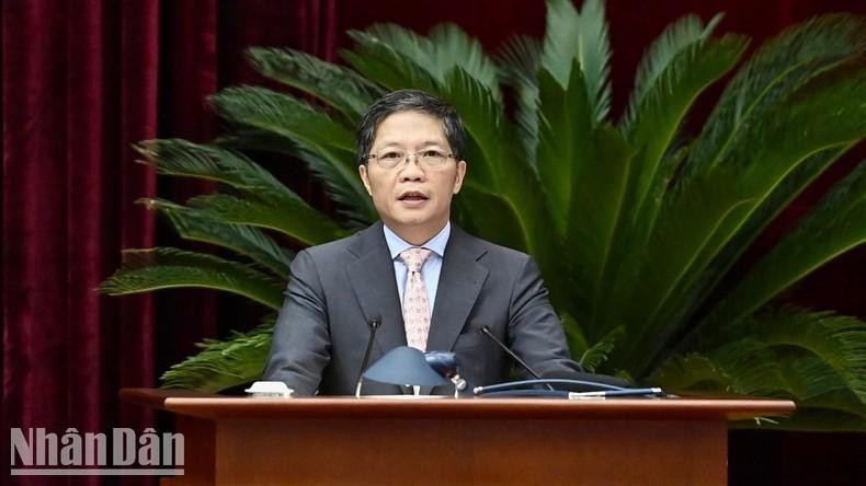 越共中央政治局委员、中央经济部部长陈俊英在会上作报告。 越共中央政治局委员、中央经济部部长陈俊英在会上作报告。