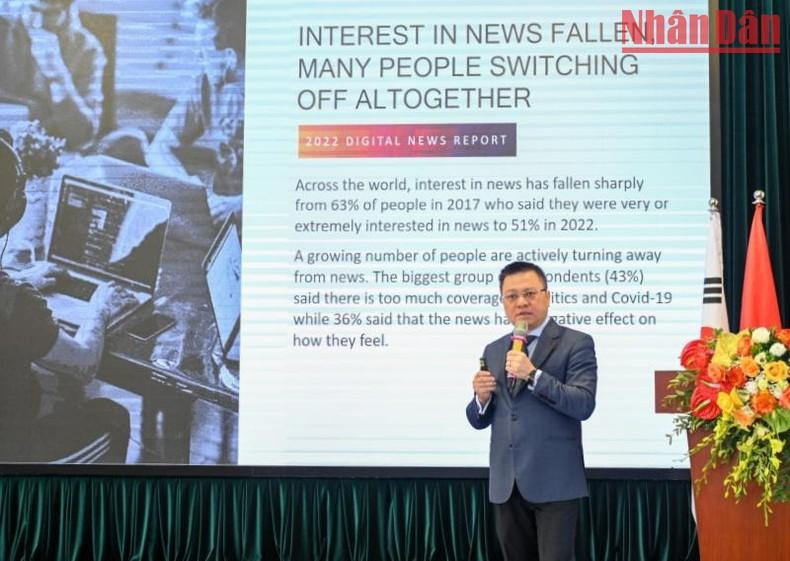 越南《人民报》社总编辑黎国明发表关于“在数字化转型和国际一体化进程中的新闻-媒体”的演讲。 越南《人民报》社总编辑黎国明发表关于“在数字化转型和国际一体化进程中的新闻-媒体”的演讲。