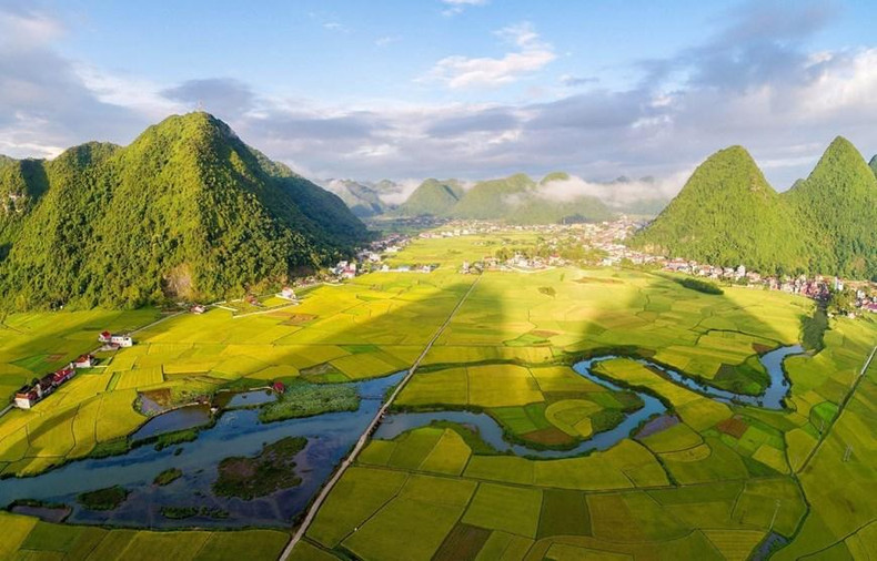 想观看北山稻谷的全景,游客们得登上山顶。北山稻谷的稻田分季种植,让这时的景观以不同的颜色混在一起而显得十分别致。插在金黄的稻田是一块块已收割完的,或青嫩色的田土。有人把北山稻谷形容成一件少数民族同胞们巧手织成的“土锦布”。 想观看北山稻谷的全景,游客们得登上山顶。北山稻谷的稻田分季种植,让这时的景观以不同的颜色混在一起而显得十分别致。插在金黄的稻田是一块块已收割完的,或青嫩色的田土。有人把北山稻谷形容成一件少数民族同胞们巧手织成的“土锦布”。