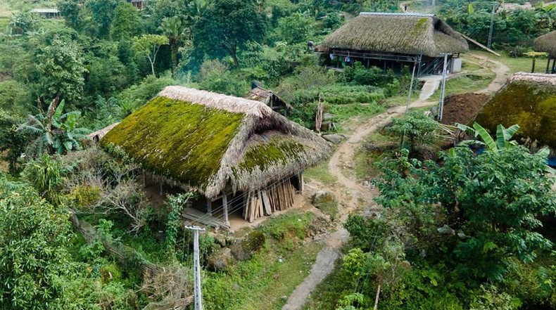 全村居民都保持着传统的生活方式,居住在苔藓屋顶的传统民舍。 全村居民都保持着传统的生活方式,居住在苔藓屋顶的传统民舍。