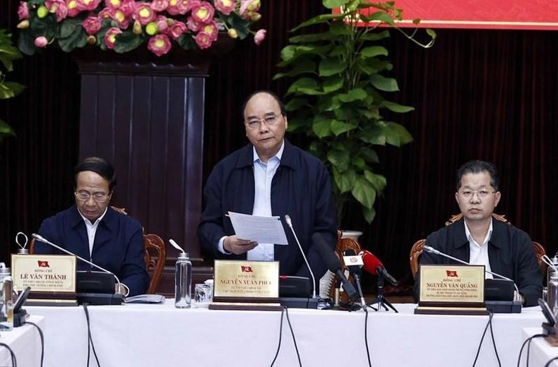 国家主席阮春福在就灾后重建工作与岘港市领导举行的工作会议上发言。 国家主席阮春福在就灾后重建工作与岘港市领导举行的工作会议上发言。