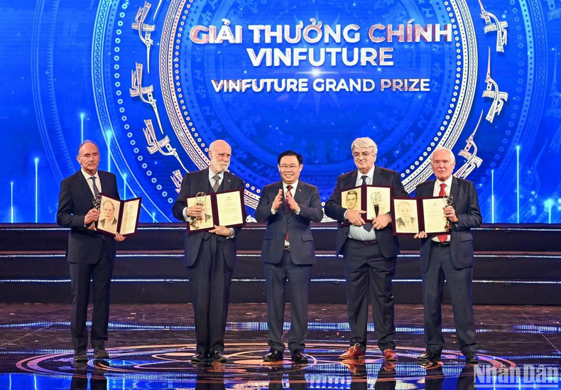 2022年VinFuture主要奖获奖工程为5名科学家共同研究的全球网络技术发明工程,奖金300万美元。 2022年VinFuture主要奖获奖工程为5名科学家共同研究的全球网络技术发明工程,奖金300万美元。