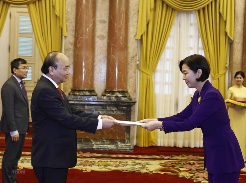 国家主席阮春福接收韩国新任驻越大使吴英珠递交的国书。 国家主席阮春福接收韩国新任驻越大使吴英珠递交的国书。