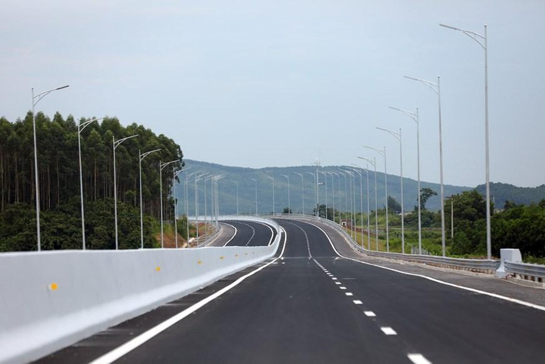 在全长80余公里的云屯—芒街高速公路上有了32座桥,其总里程7.5多公里,因此云屯—芒街被视为全国桥梁最多的高速公路之一。(图片来源:越通社) 在全长80余公里的云屯—芒街高速公路上有了32座桥,其总里程7.5多公里,因此云屯—芒街被视为全国桥梁最多的高速公路之一。(图片来源:越通社)