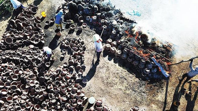 陶瓷晒干其后使用薪柴和秸秆烧制7至8个小时。