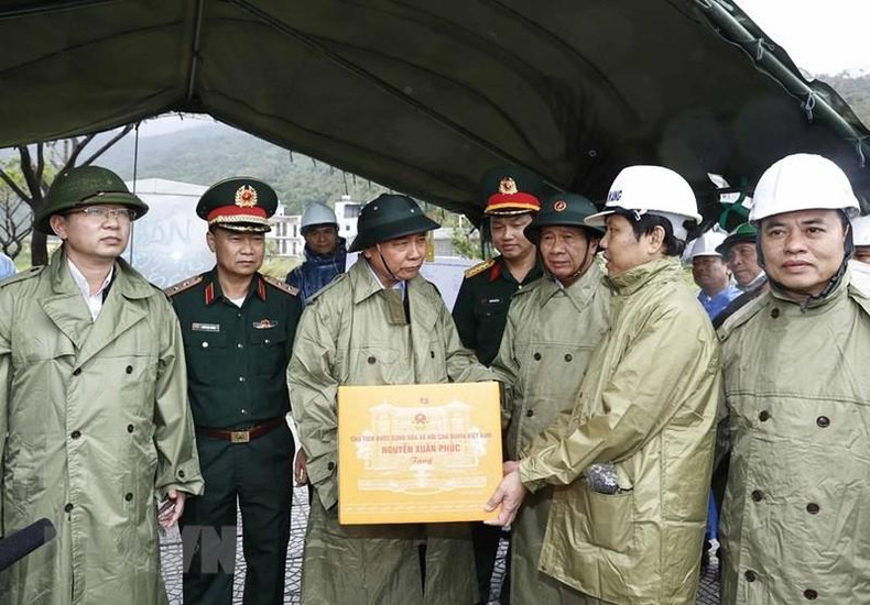 国家主席阮春福向正在山茶郡寿光方黎文良街部分遭台风损毁的公共工程进行修缮的干部力量赠送礼物。 国家主席阮春福向正在山茶郡寿光方黎文良街部分遭台风损毁的公共工程进行修缮的干部力量赠送礼物。