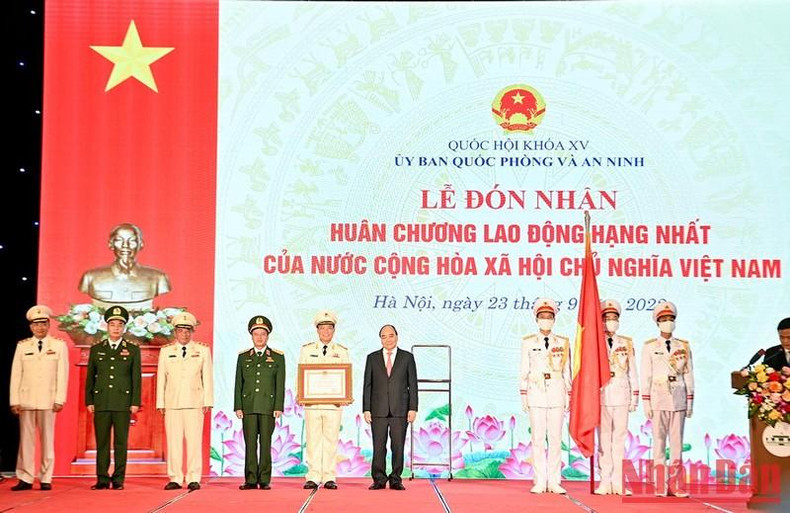 国家主席阮春福代表党、国家领导向国会国防安全委员会授予一级劳动勋章。 国家主席阮春福代表党、国家领导向国会国防安全委员会授予一级劳动勋章。