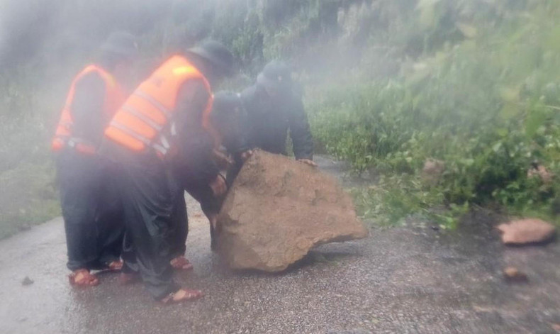 广平省边防警卫清理滚石开通道路。
