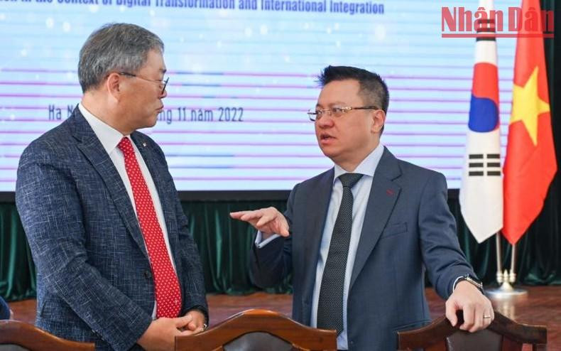 黎国明同志与韩国国际协力机构驻越南办事处首席代表赵汉德在研讨会上交谈。 黎国明同志与韩国国际协力机构驻越南办事处首席代表赵汉德在研讨会上交谈。