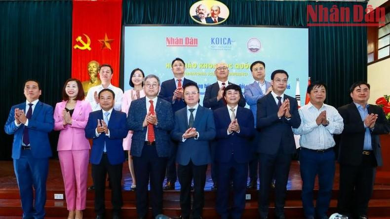 各位代表合影留念。 各位代表合影留念。