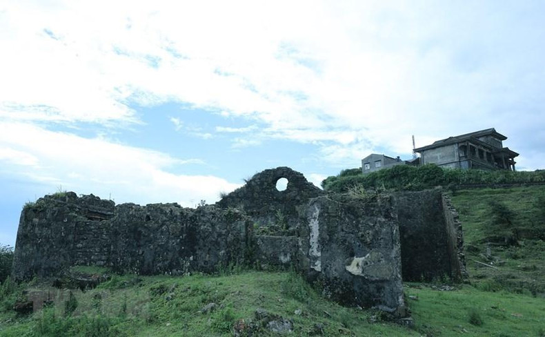 在母山峰顶上所留下的从法属时期建设的房屋墙壁。 在母山峰顶上所留下的从法属时期建设的房屋墙壁。