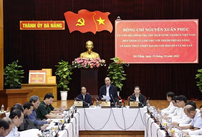 国家主席阮春福在就灾后重建工作与岘港市领导举行的工作会议上发言。 国家主席阮春福在就灾后重建工作与岘港市领导举行的工作会议上发言。