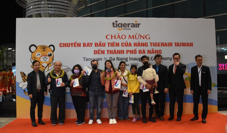 为中国台湾虎航首批抵达岘港的旅客送上鲜花和纪念品。 为中国台湾虎航首批抵达岘港的旅客送上鲜花和纪念品。