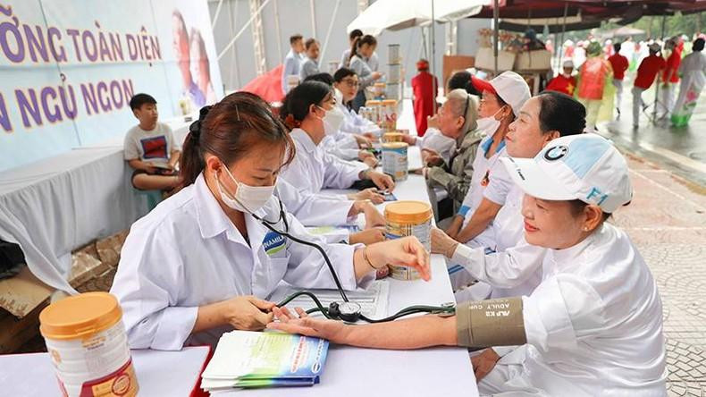 Vinamilk营养中心的医生们直接为老年人进行营养健康咨询。 Vinamilk营养中心的医生们直接为老年人进行营养健康咨询。