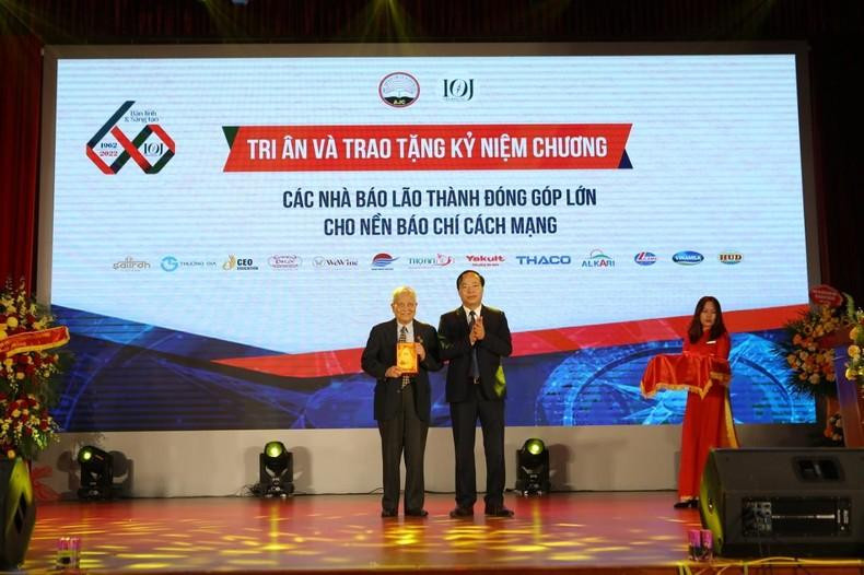 越南新闻与宣传学院党委书记、学院董事会主席梅德玉副教授、博士向何登同志授予纪念章。 越南新闻与宣传学院党委书记、学院董事会主席梅德玉副教授、博士向何登同志授予纪念章。