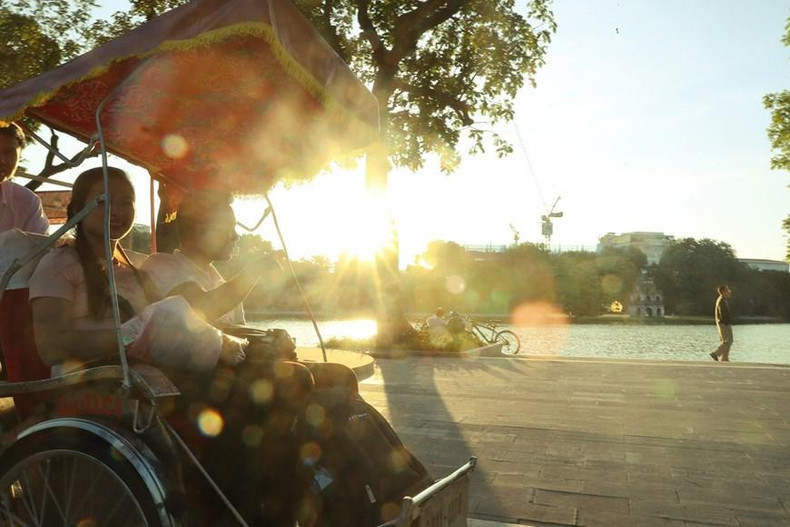 秋天来到河内时，游客可乘坐三轮车游览河内古街，欣赏还剑湖美景。