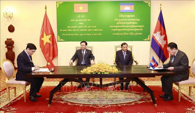 两位领导共同见证越南国会办公厅和柬埔寨国会秘书处合作协议签字仪式。 两位领导共同见证越南国会办公厅和柬埔寨国会秘书处合作协议签字仪式。