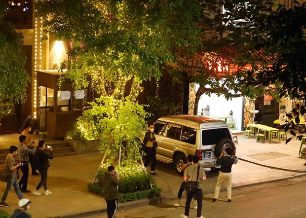 职能力量进入位于河内市还剑湖郡陈兴道坊光中街的新黄明集团总部。(图片来源:越通社) 职能力量进入位于河内市还剑湖郡陈兴道坊光中街的新黄明集团总部。(图片来源:越通社)