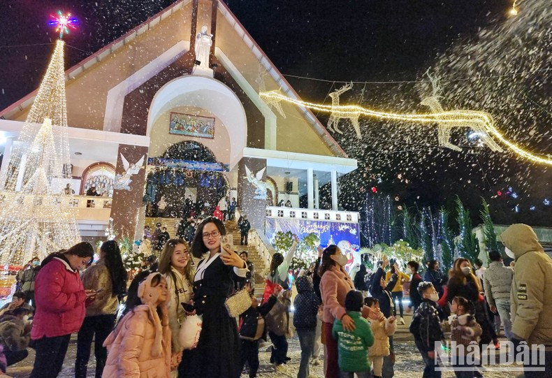 人们开心享受人造雪。