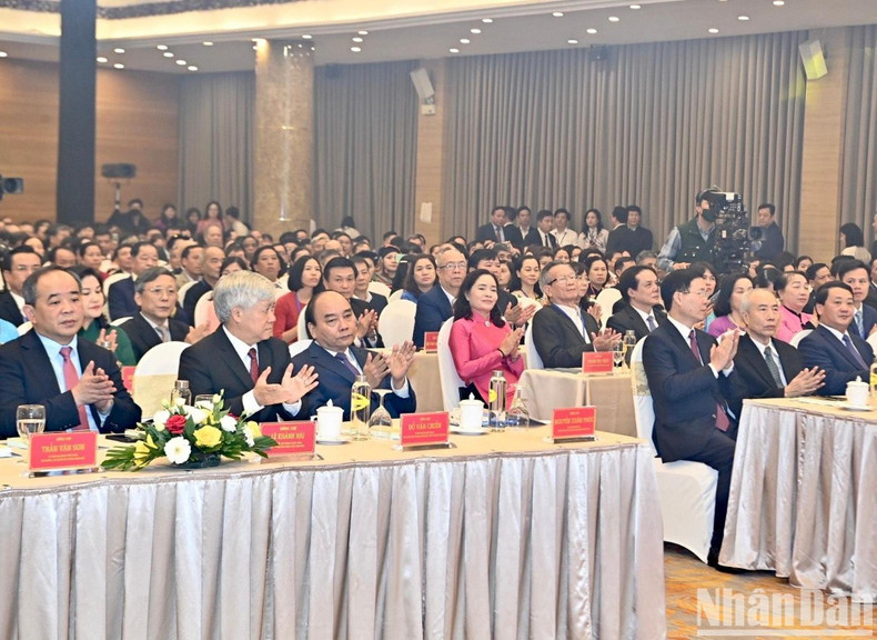 阮春福主席与各位代表出席会议。