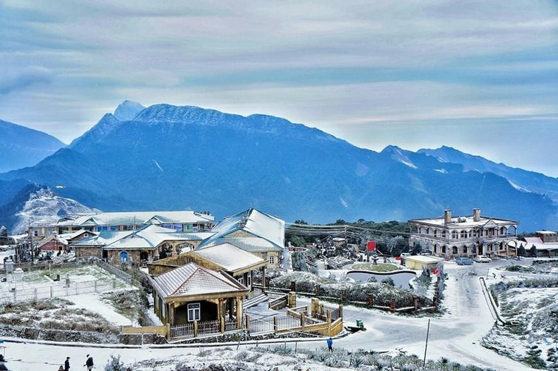 目前,谅山省正力争将母山旅游区打造成为北部地区乃至全国度假旅游、娱乐旅游、生态旅游、信仰旅游等著名旅游景点。图中:母山峰顶白雪美景。 目前,谅山省正力争将母山旅游区打造成为北部地区乃至全国度假旅游、娱乐旅游、生态旅游、信仰旅游等著名旅游景点。图中:母山峰顶白雪美景。