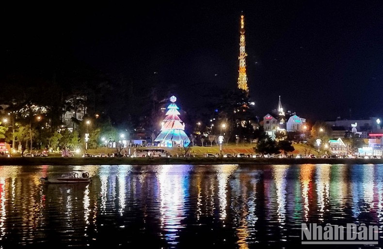 大叻市春香湖上的光之交响曲。