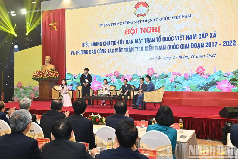 越南典型祖国阵线工作委员会干部在会上交流。