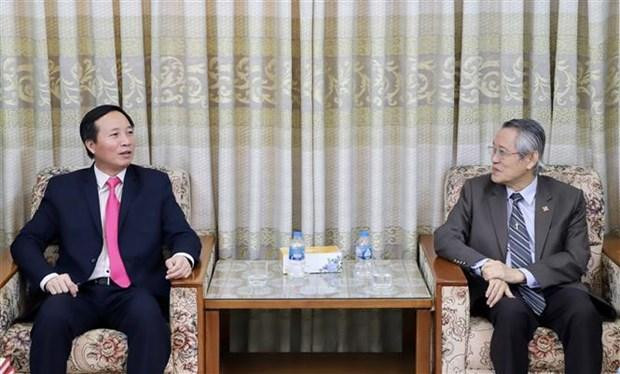 越南政府宗教委员会主任武淮北(左)和越南南方福音教会总联合会会长蔡福长牧师(右)。 越南政府宗教委员会主任武淮北(左)和越南南方福音教会总联合会会长蔡福长牧师(右)。