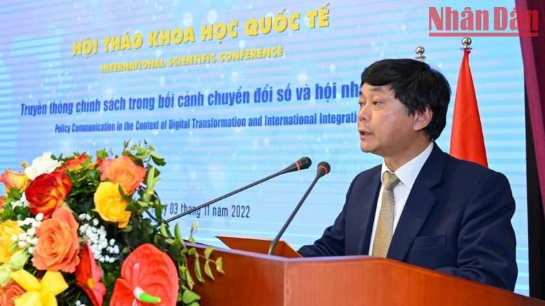 越南新闻与宣传学院院长范明山副教授、博士在研讨会上发言。 越南新闻与宣传学院院长范明山副教授、博士在研讨会上发言。